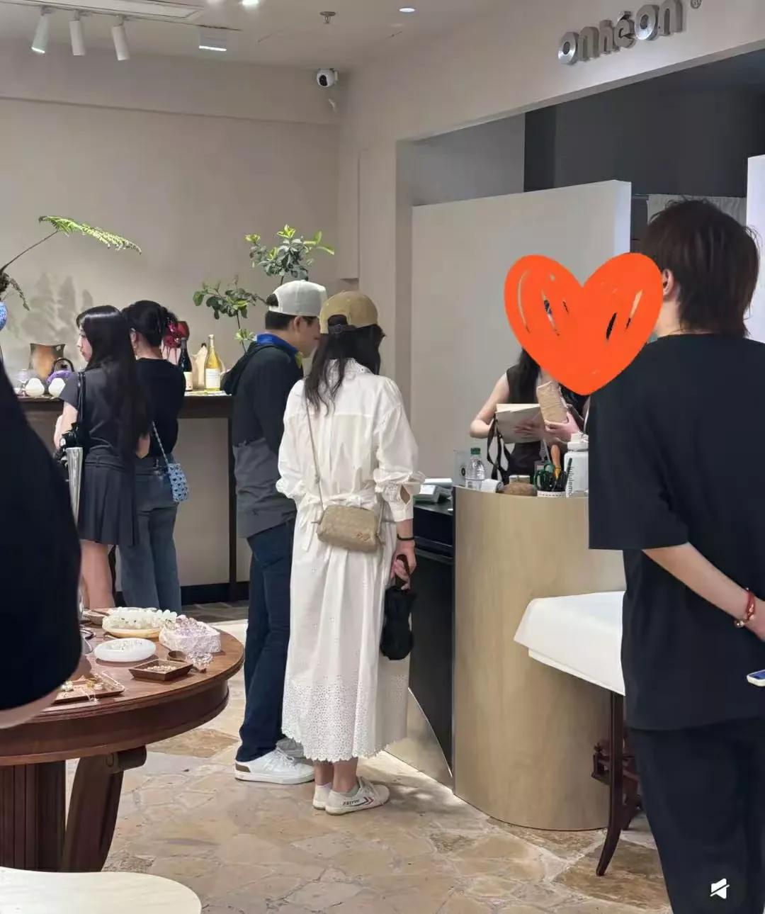 网友偶遇郭晶晶夫妇逛街穿 60 元帆布鞋 直呼 "越有钱越低调"
6 月 14 