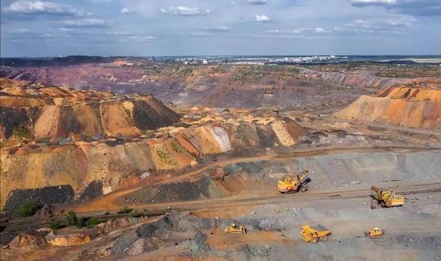 终于搞清楚中国军工为何能迅猛崛起了，并不是技术突然逆天，也不是烧钱砸出奇迹，而是