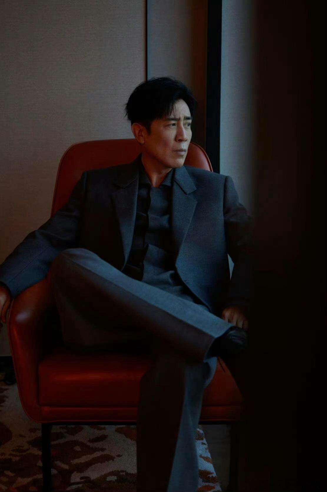 于和伟扎根当下向内生长于和伟才是内娱清醒天花板！14年龙套熬成戏骨，刘备、陈独秀