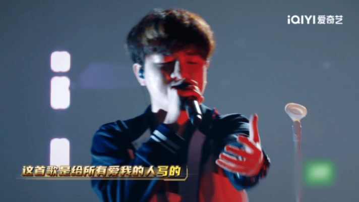 艾热输给TopBarry 艾热《超级电脑》舞台长达六分钟，舞美拉满概念宏大，但观