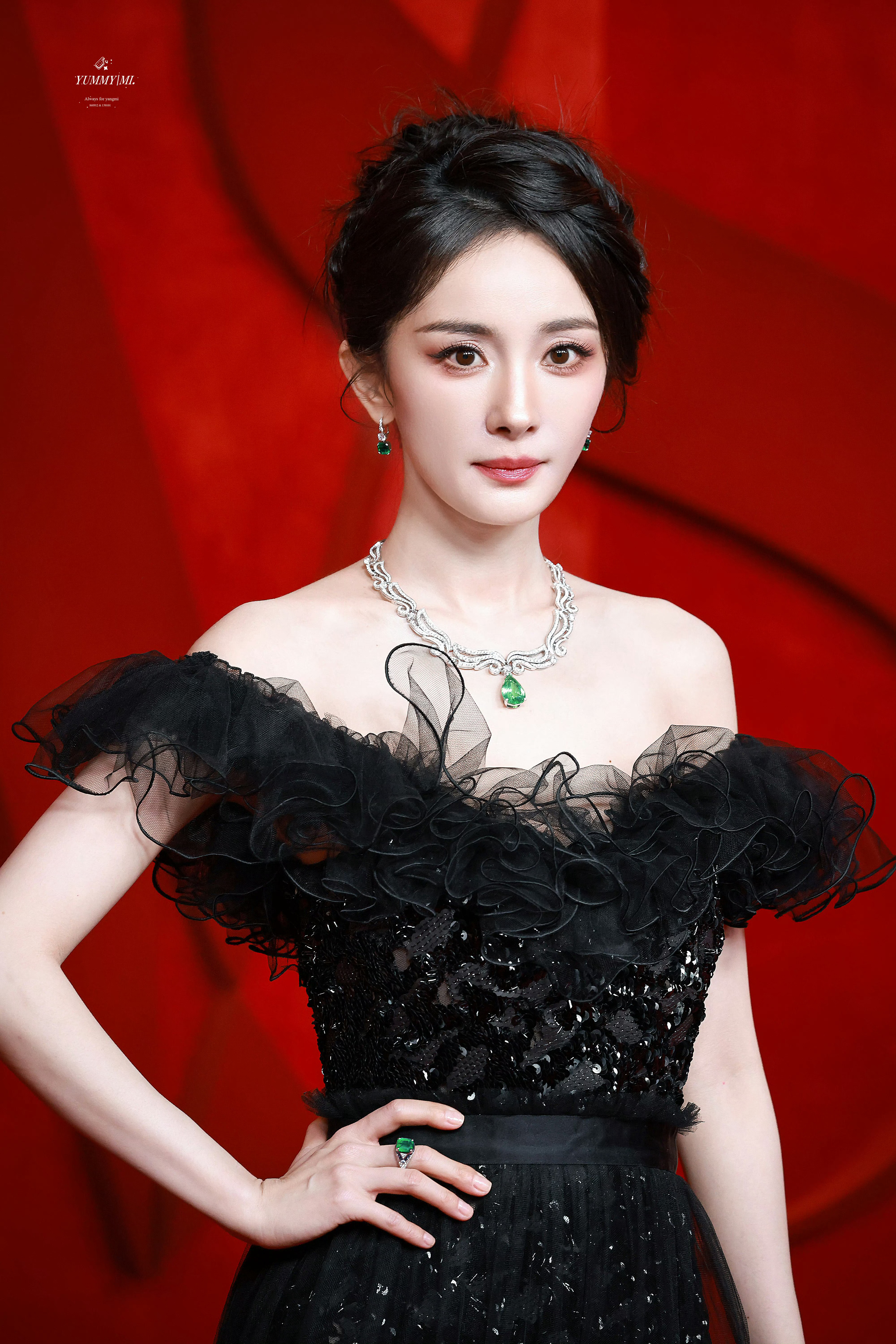 妈妈幂呀压轴出场，高定亮相，高珠加持，热度登顶，美貌出圈十几年过去了，杨幂还是这