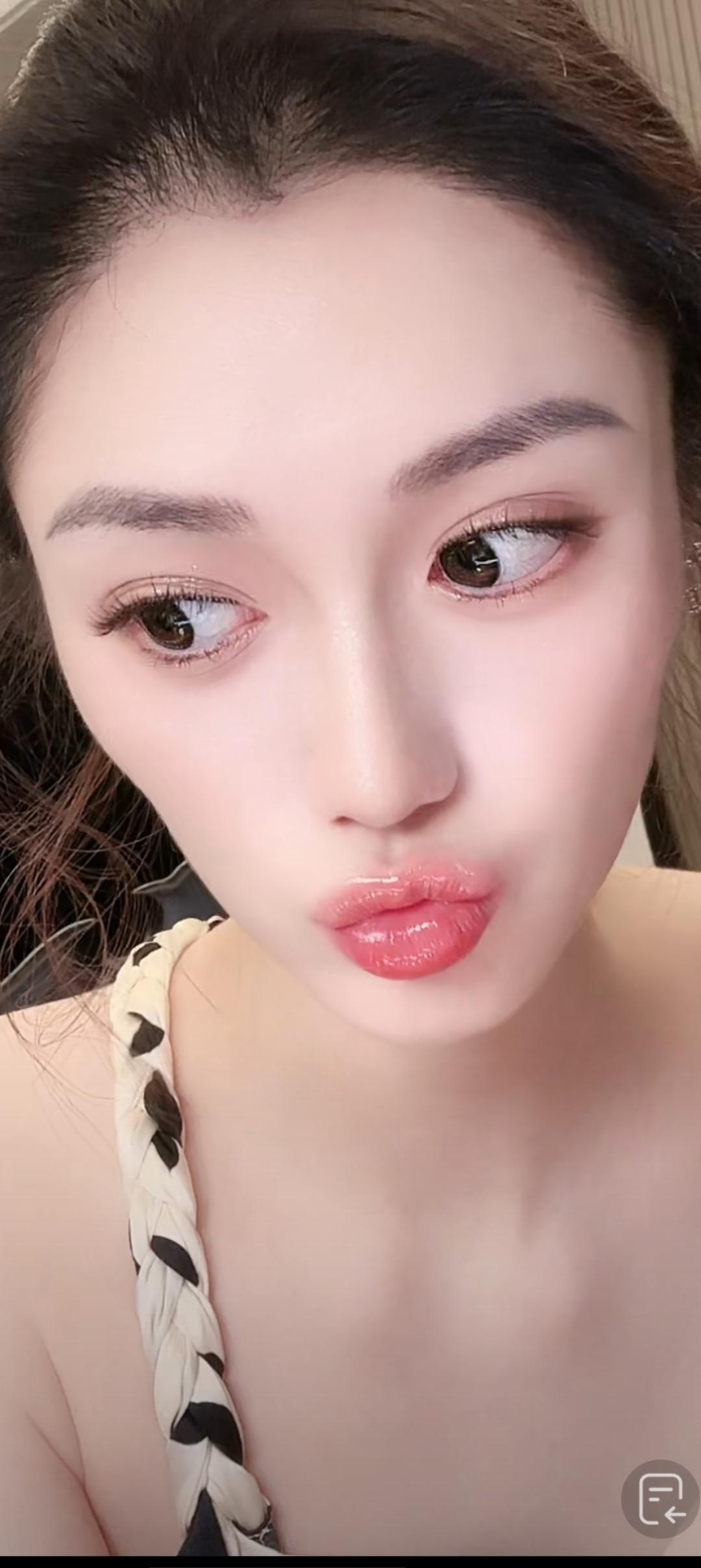 这位美女化着精致的妆容。