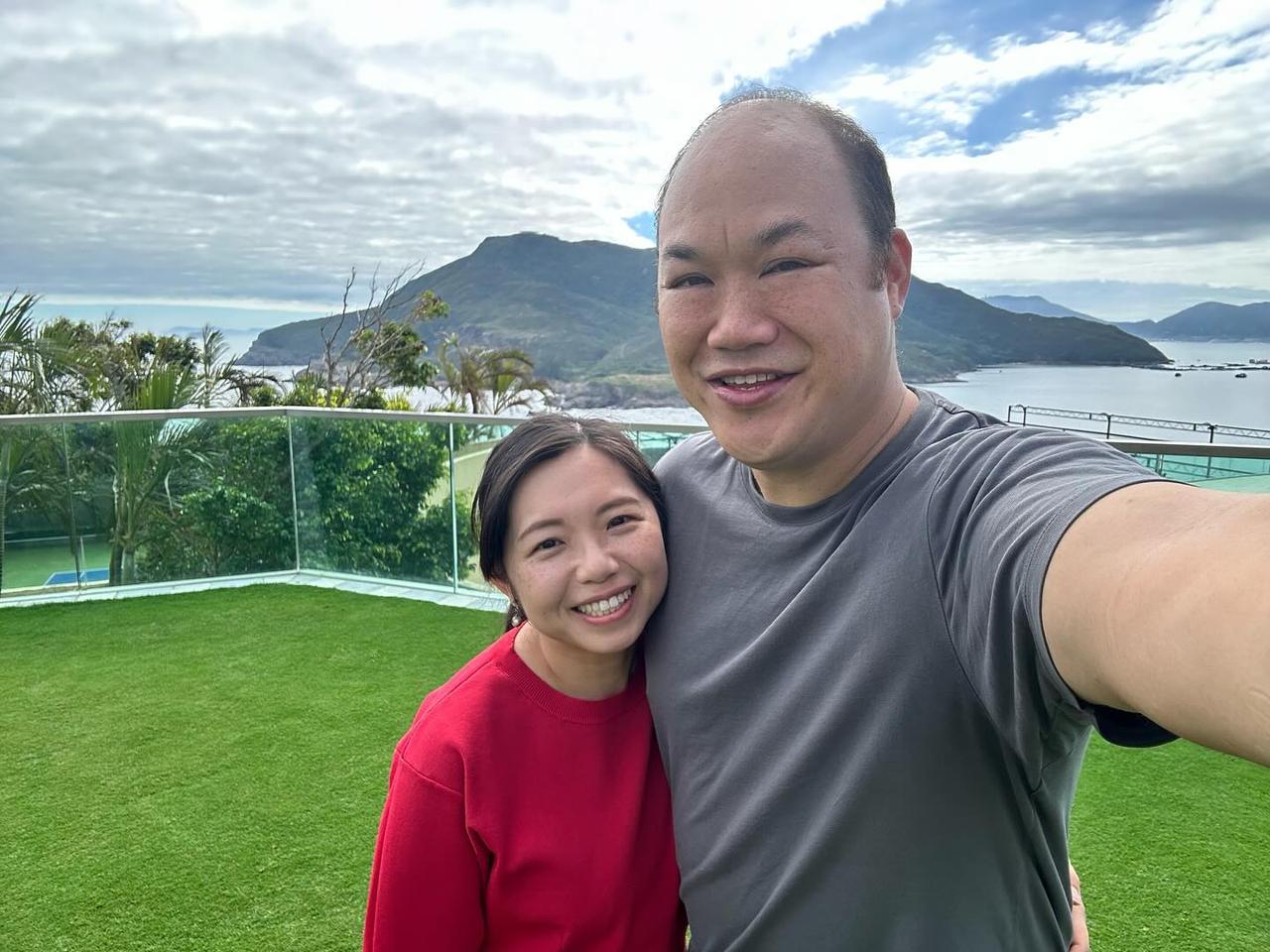 香港著名歌神许冠杰的儿子许怀谷近照，长得还是一表人才，经常会客串许冠杰演唱会，音