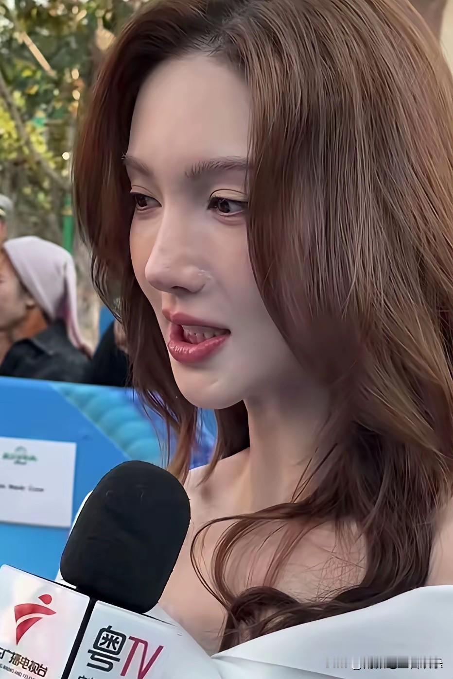 老天呐，差点没认出来，她这脸是整过了吧？？？