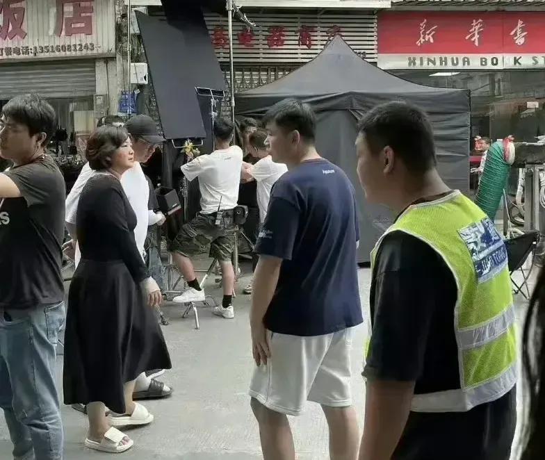 贾玲肉眼可见的瘦了，穿裙子居然有曲线了，最少瘦了几十斤，回到颜值巅峰期。

都说