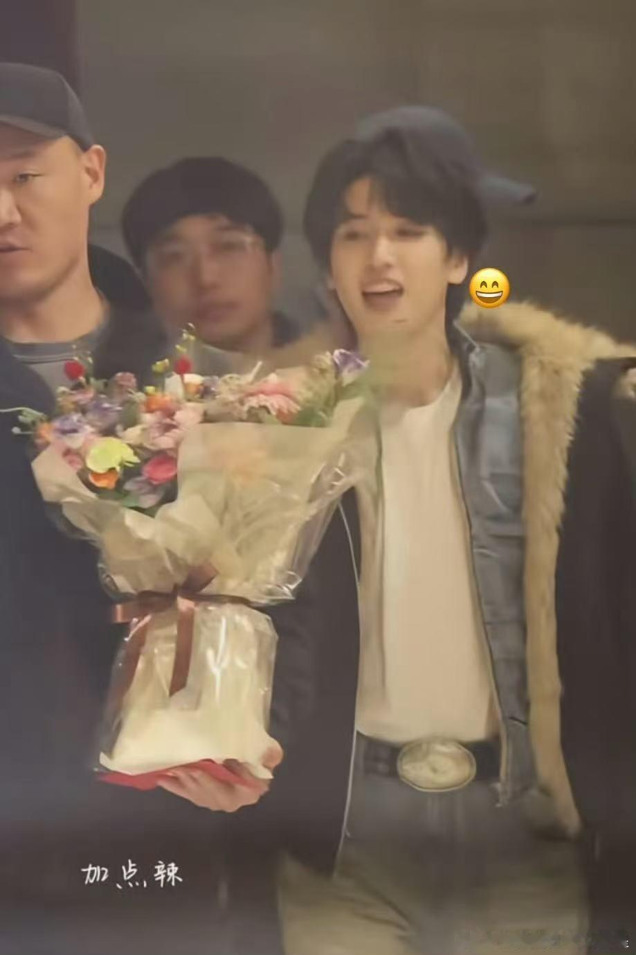 严浩翔看见未来凌晨杀青 ​​​恭喜小严杀青啦～虽然拍到凌晨但是还是笑的很开心的小