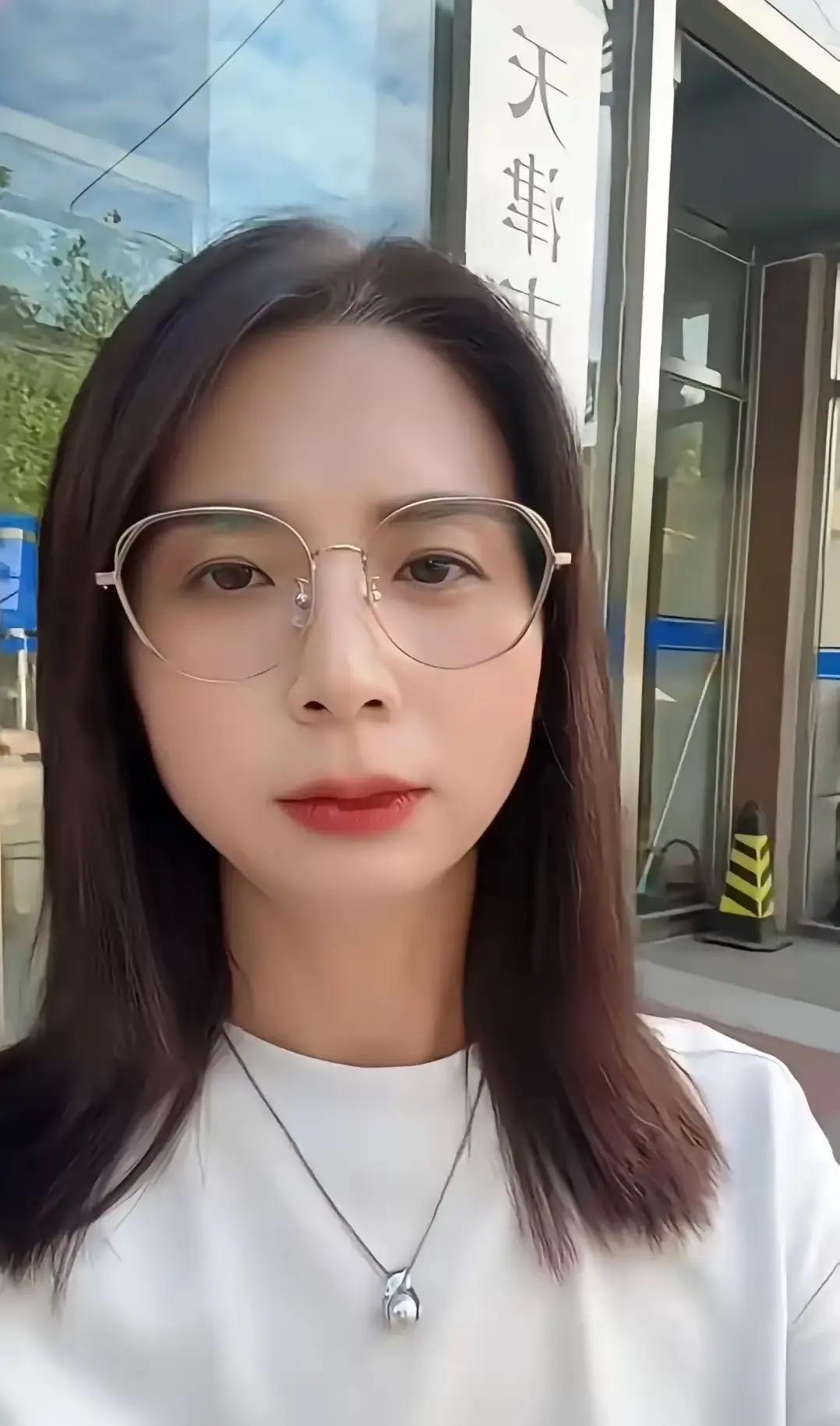 为什么有人不喜欢崔丽丽？崔丽丽的偶像包袱太重了。今天看了崔丽丽的采访，她在镜头前