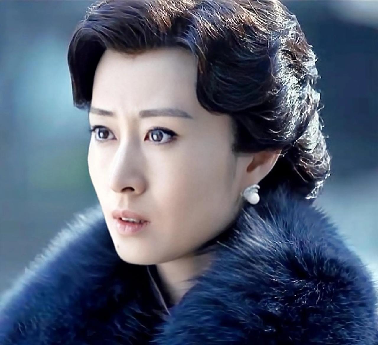  大姐明镜的扮演者刘敏涛，1976年1月10日出生于山东省烟台市，毕业于中央戏剧