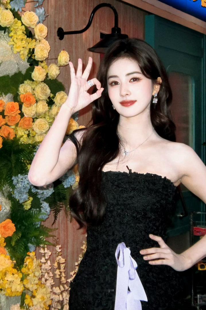 白鹿  “仲夏的凉风吹走炙热的焦虑，橙色黄昏相拥薄荷的黎明”白鹿莫离[音乐]白鹿