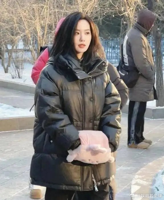 36岁刘诗诗在哈尔滨街头被偶遇，穿黑色羽绒服长裤美得让人看呆了水里忽然出现了一个
