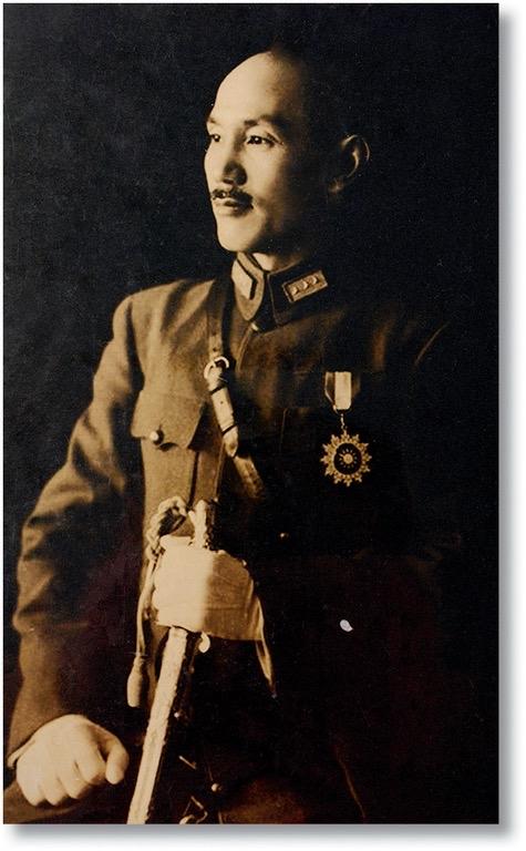 这才是蒋介石的真实容貌。彼时，他穿着军装，目光锐利，都是真人的，不是演员扮演的。