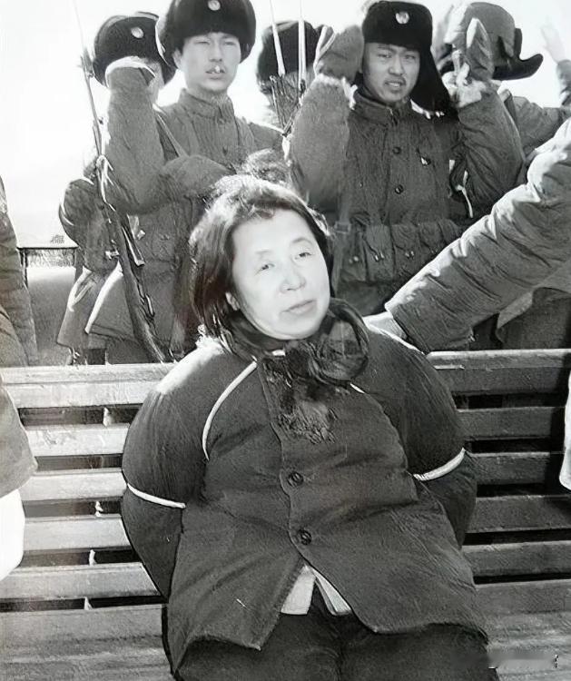 1980年，在宾县的一次公审大会上，留下了这张照片。这个被五花大绑在椅子上的女人