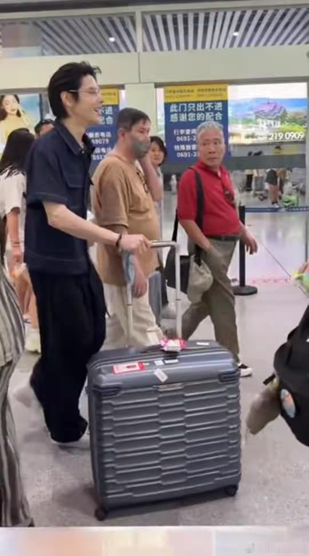 向佐为岳父庆70岁大寿，带郭爸旅行陪他喝酒，被夸变得儒雅有内涵 