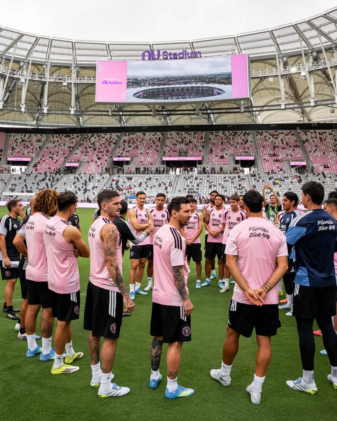 迈阿密官方｜第一场训练。初次体验 🙌。这便是 NU Stadium里的诸多“N