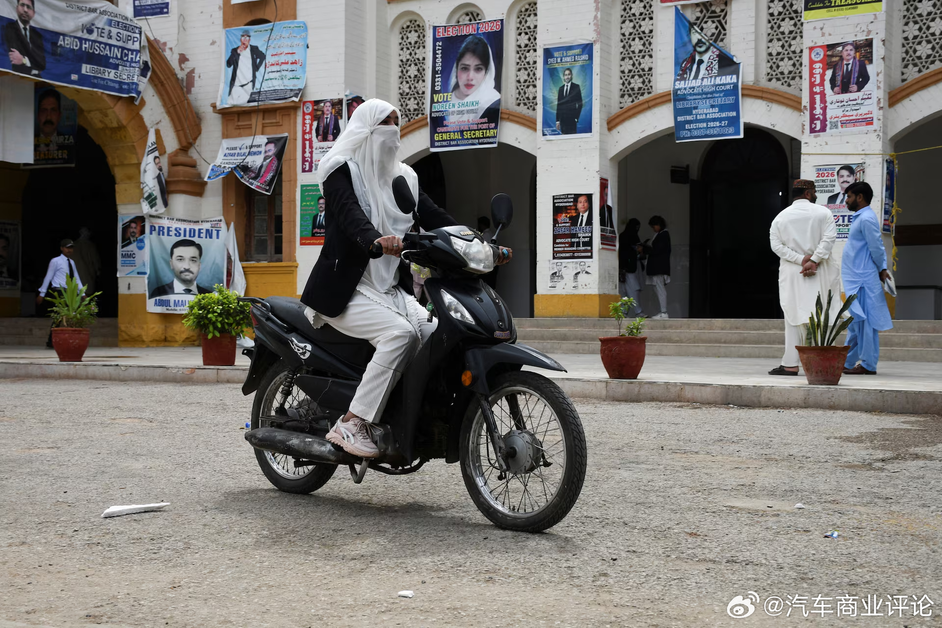 成本飙升和燃料短缺担忧促使巴基斯坦转向电动摩托车在 2 月下旬美国和以色列发动袭