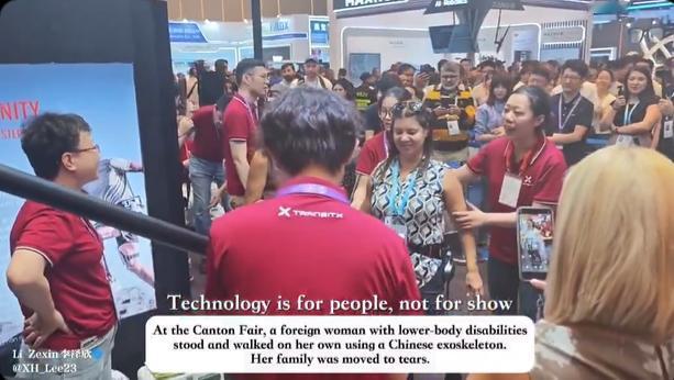 广交会上感人的一幕！外国残疾女孩重新站立行走，一旁的老母亲激动落泪。

在广集会