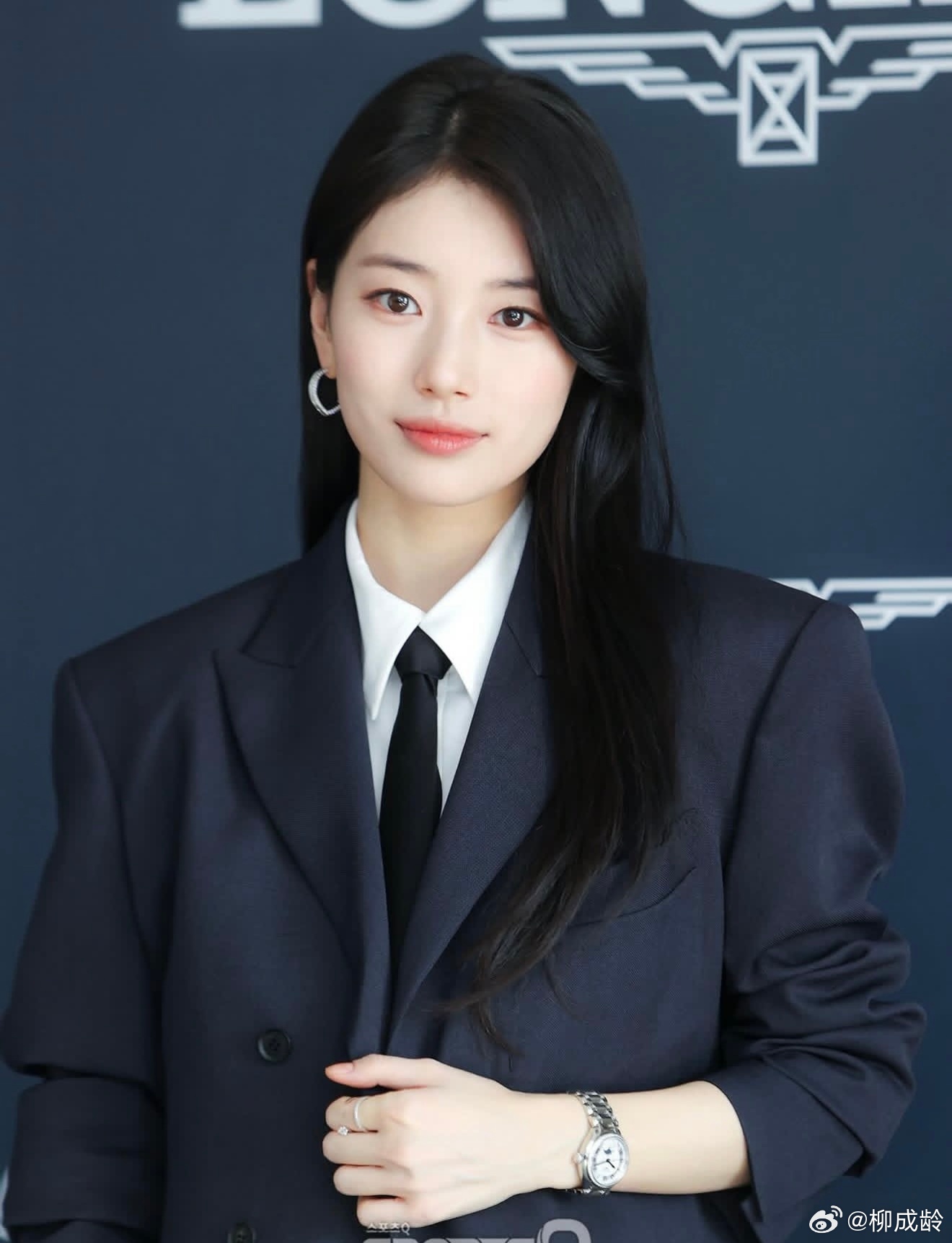 西装合身，裴秀智好酷 