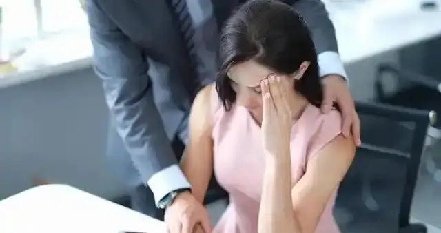 上海，一男子见女下属长相漂亮，趁女子丈夫出差，竟深夜敲其家门，要求与女子发生关系