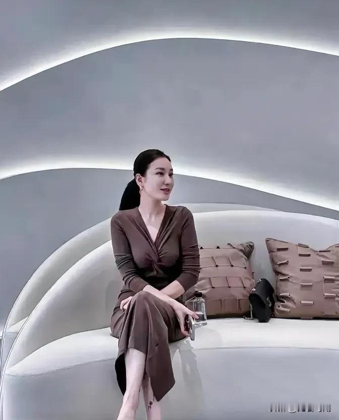 得说啊，这样的妹子，要是兜里没点真金白银，比如资产不到百亿这种级别，估计是很难入