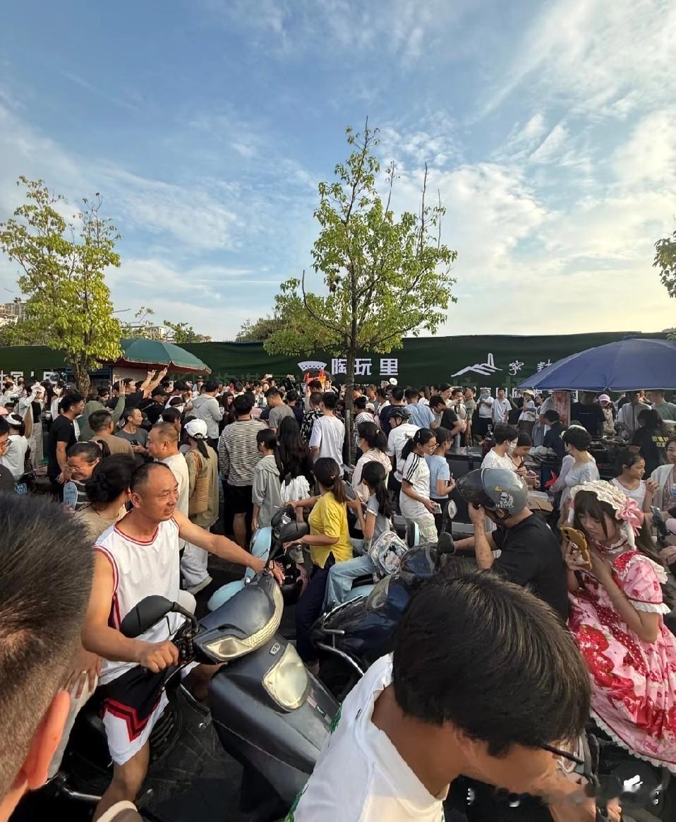 景德镇鸡排哥现场挤爆了！百万人疯抢鸡排
 
国庆景德镇这波操作绝了！鸡排哥现场被