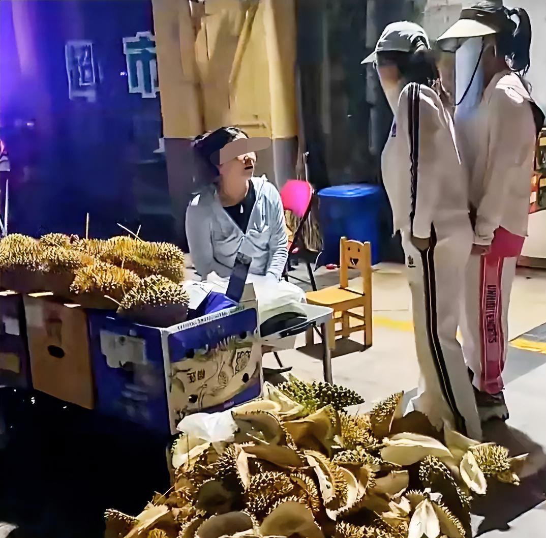 女子花182元买榴莲，吃完3房果肉后说味道不好，拿着剩下2房找老板要求退钱。
 