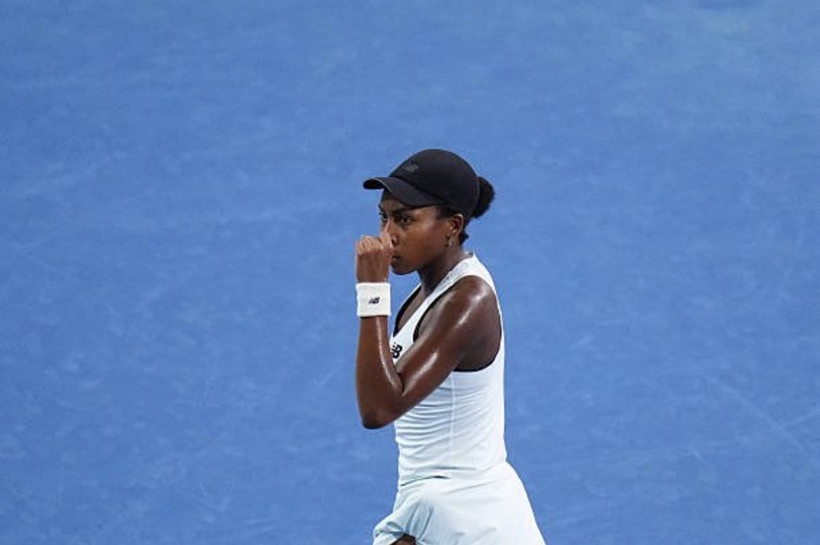 高芙首进迈阿密赛四强高芙2比1本西奇 迈阿密公开赛，高芙2-1战胜本西奇，比分为