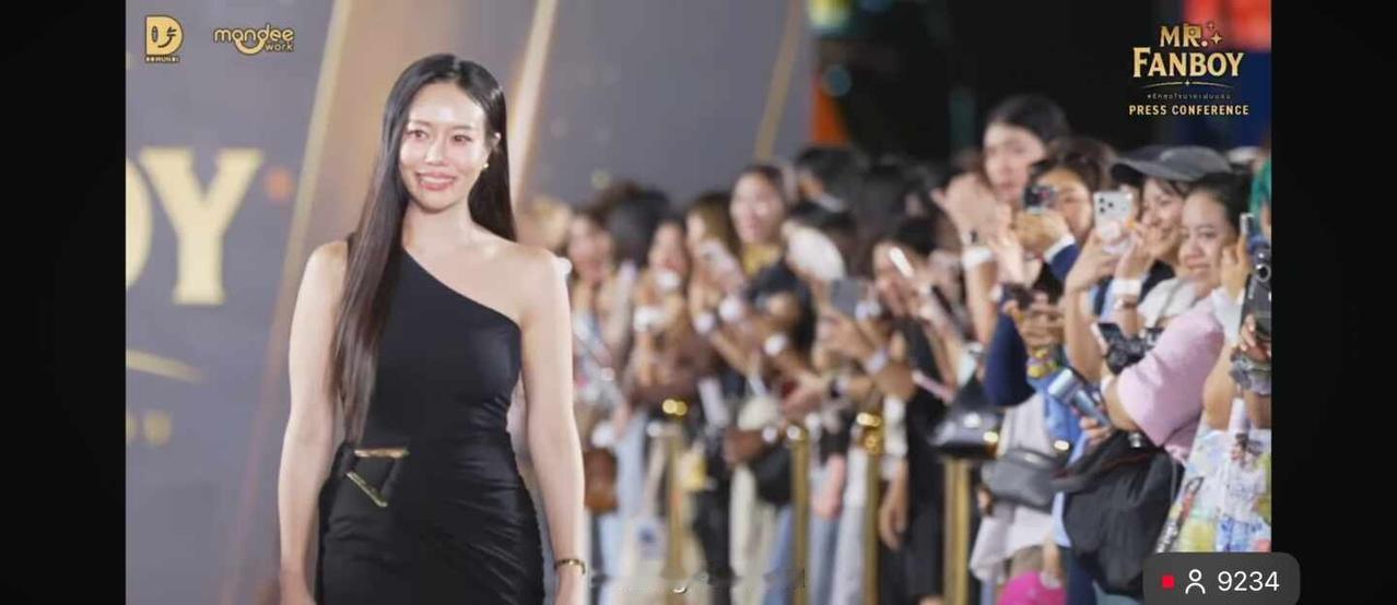 啊啊啊？震惊！！？[汗]工作人员都走上红毯了！！！ker真当上女明星吧？