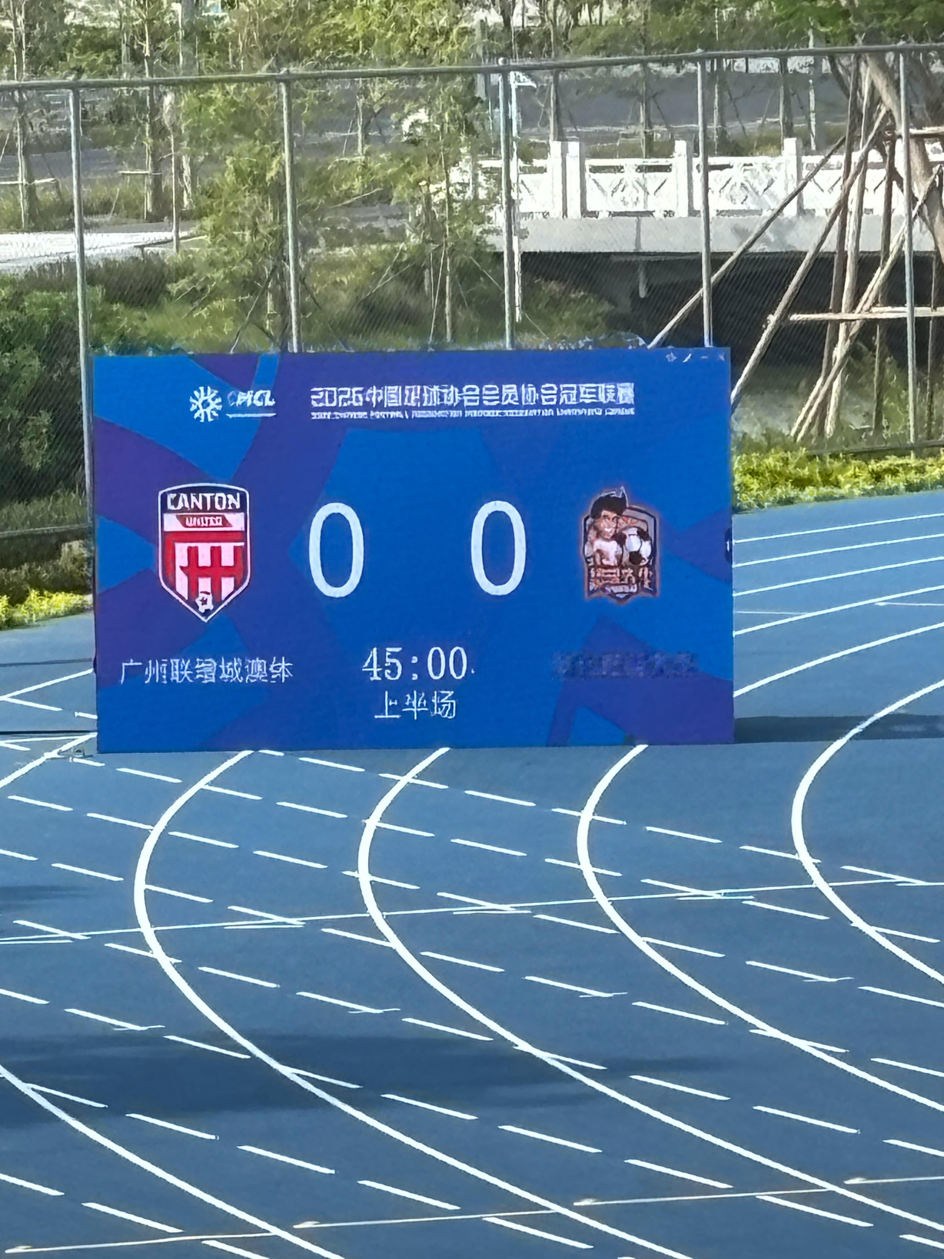 半场0-0联子主攻但右脚的右后卫邓智尧打左边获得大量机会不过转化率为零。湖北阵型