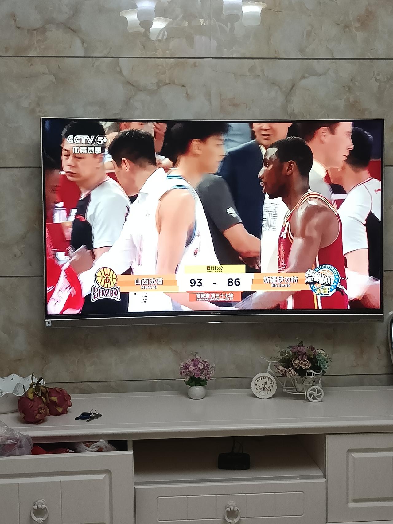 在昨晚山西汾酒主场对阵新疆队比赛中，残缺不全的新疆队最终以86：93输了比赛，但