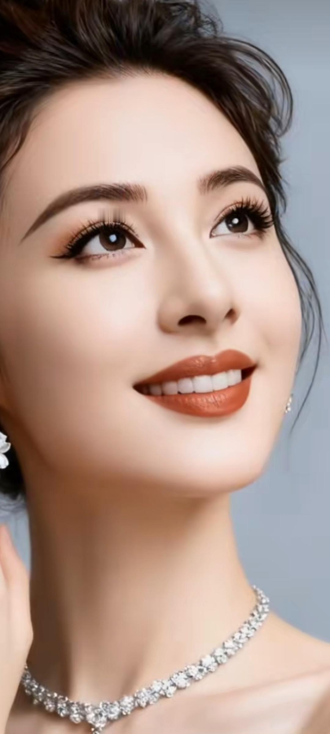 优雅气质，闪耀珠宝，迷人微笑，完美妆容，女神范儿