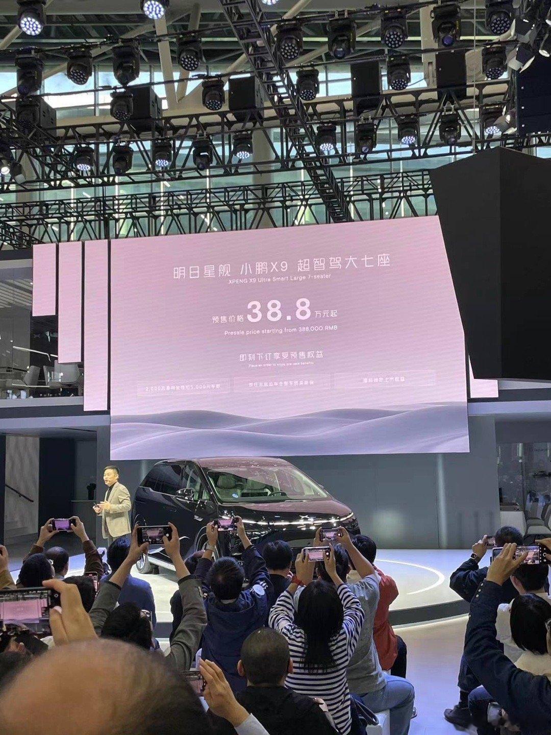 小鹏X9预售38.8，全系标配后轮转向+双腔空悬，标配二排独立座椅，这价格比我们