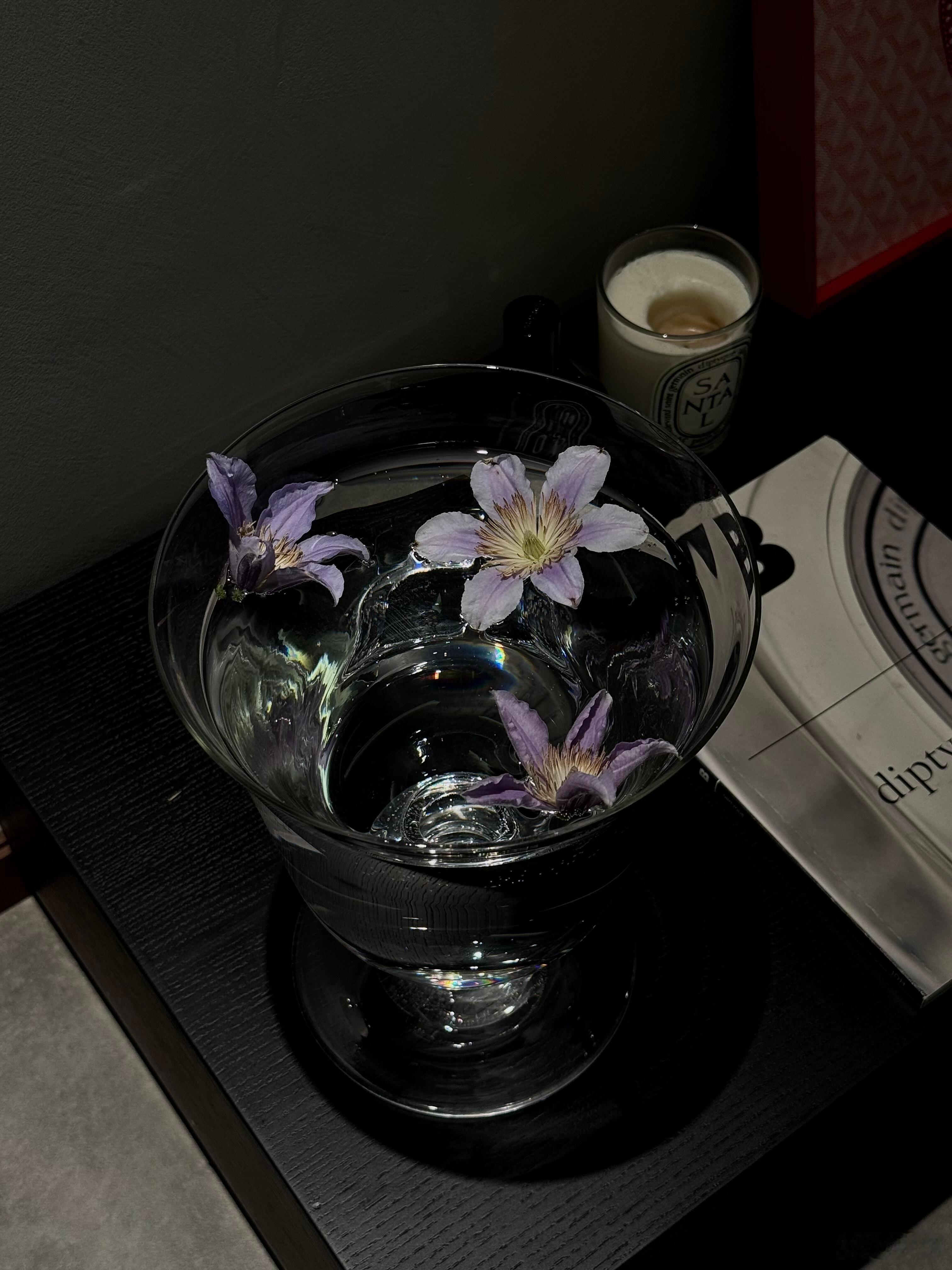 如倒映水中的鲜花。 
