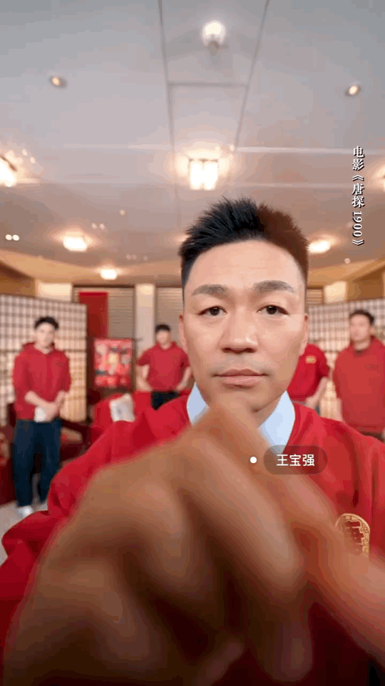 春晚看到王宝强就想笑  王宝强春晚rap亮相太惊喜，这喜庆的脸庞就是年的味道！《