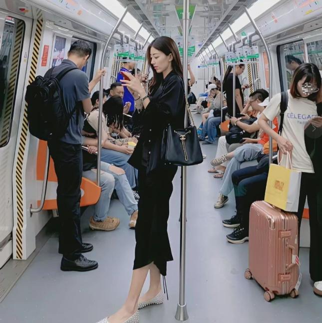 地铁偶遇高颜值美女，吸引了大多数人的目光，果然人长的漂亮就是优势，在哪都是焦点