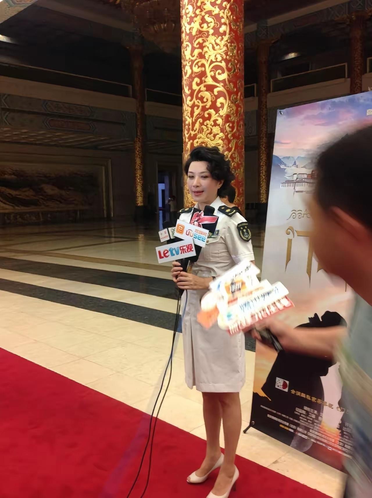 王静，今年62岁了，还是这样英姿飒爽。她即使饰演反派人物，观众都喜欢。   她在