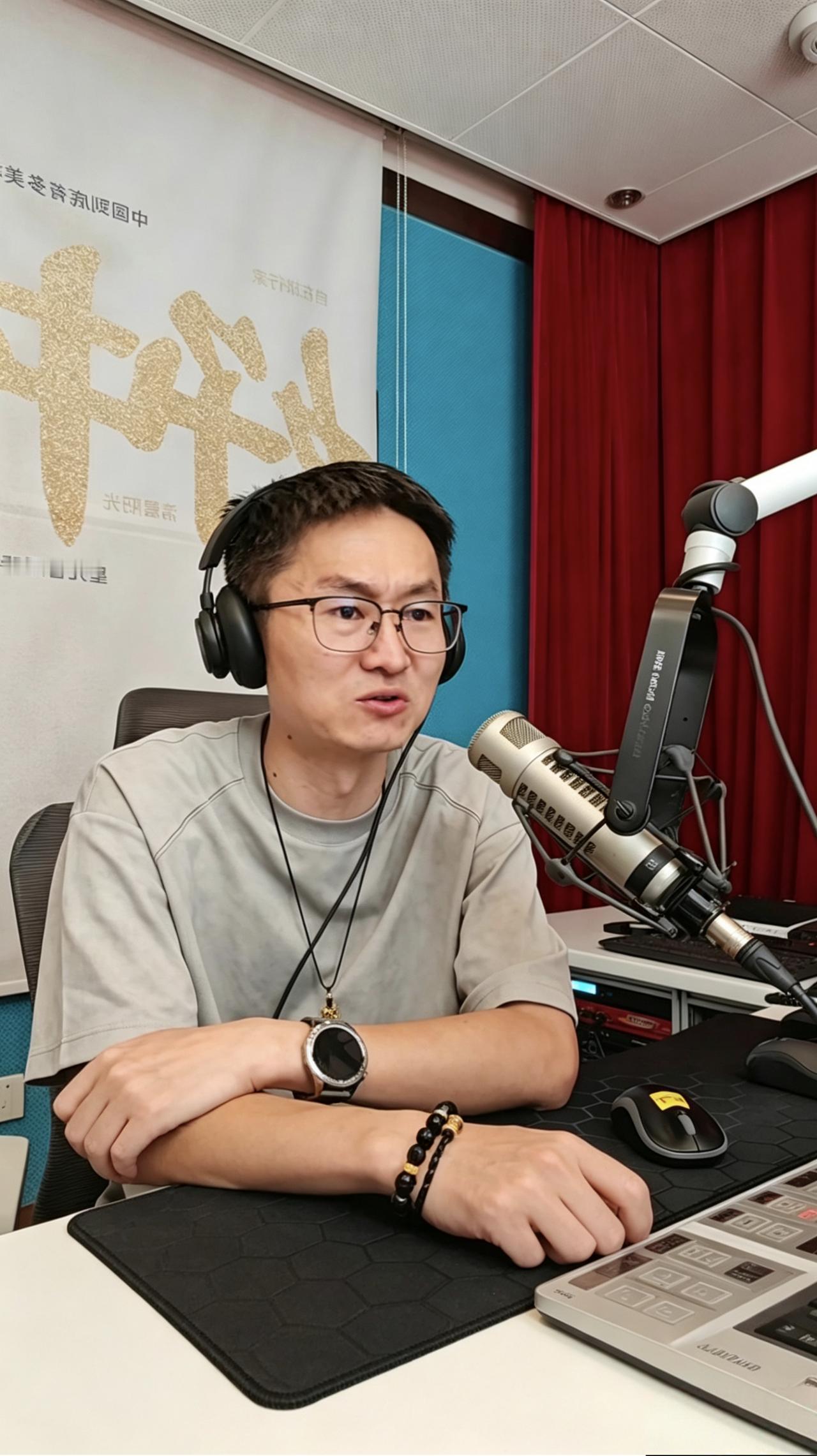 《什么?开“小蓝灯”车子，得再考本”新
驾照”?》
    早高峰的杭州街头，一