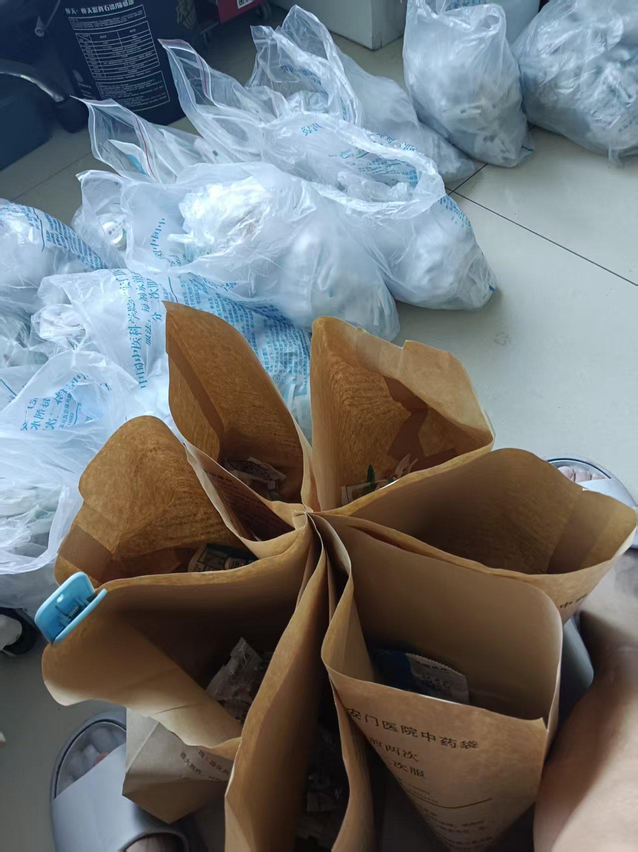老伴的事放下心来，才有心思做其它事情。
昨天下午，老伴说，天气凉了，你的中药也该