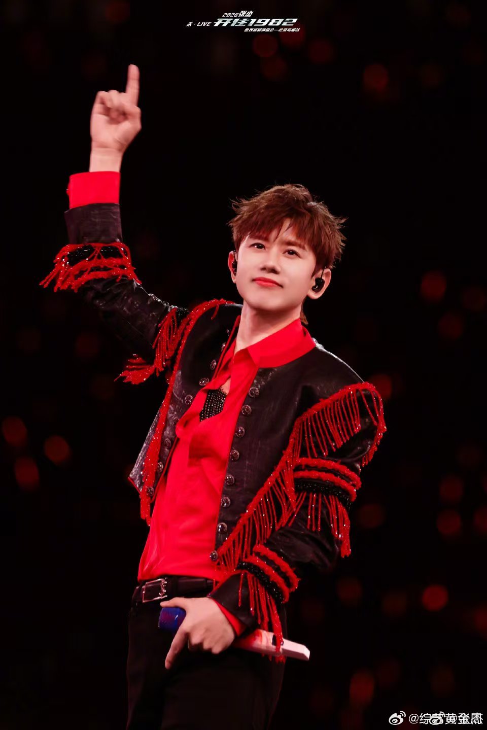 张杰唱铭记时起风了 风来歌至，瞬间破防！张杰演唱《铭记》恰逢风起，绝美嗓音亮而有