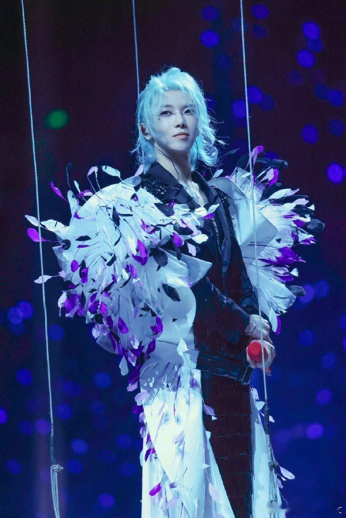 盛夏时节，于清凉中沉醉华晨宇的演唱会，实乃惬意之享。华晨宇舞台魅力非凡，令人倾心