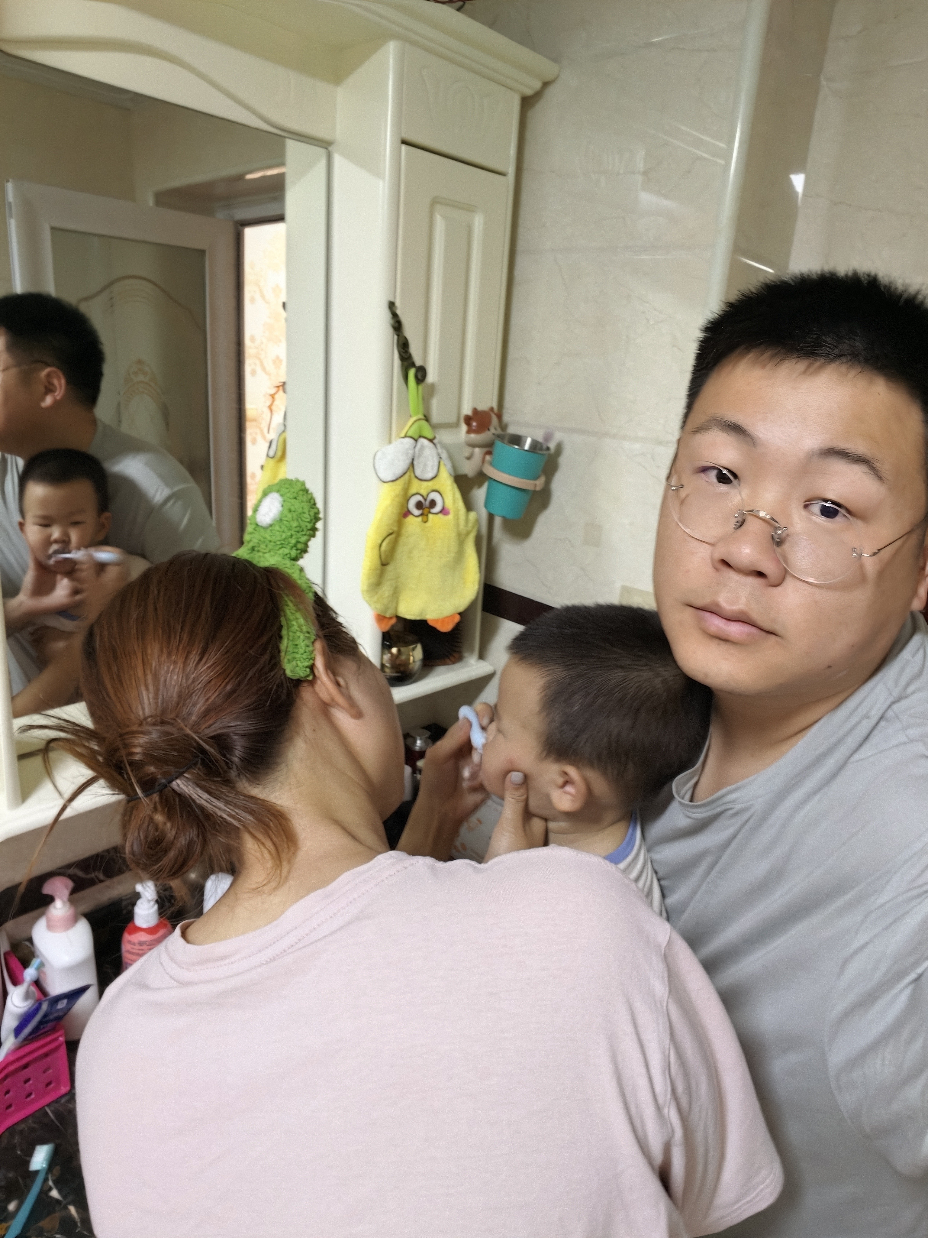 刷牙困难户，太吃力了，就这种状态都还是看着jojo才能勉强刷刷刷完了直接生吞！ 