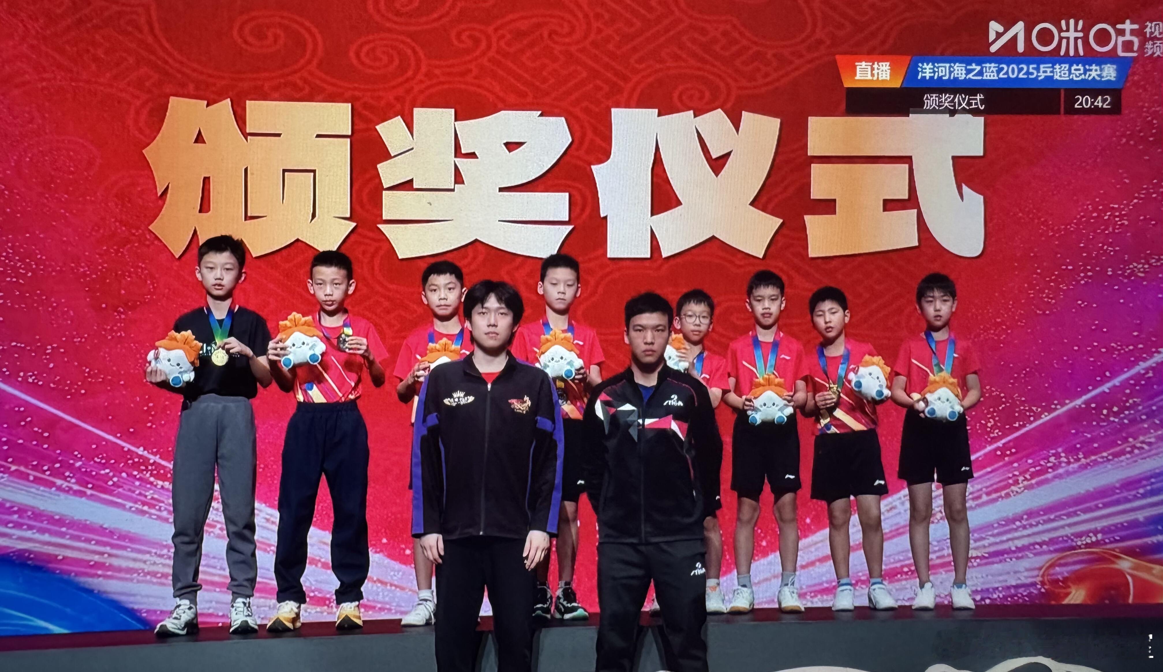 王楚钦向鹏为国少选手颁奖王楚钦 向鹏 給青少年运动员颁奖，好有仪式感。全网热点共