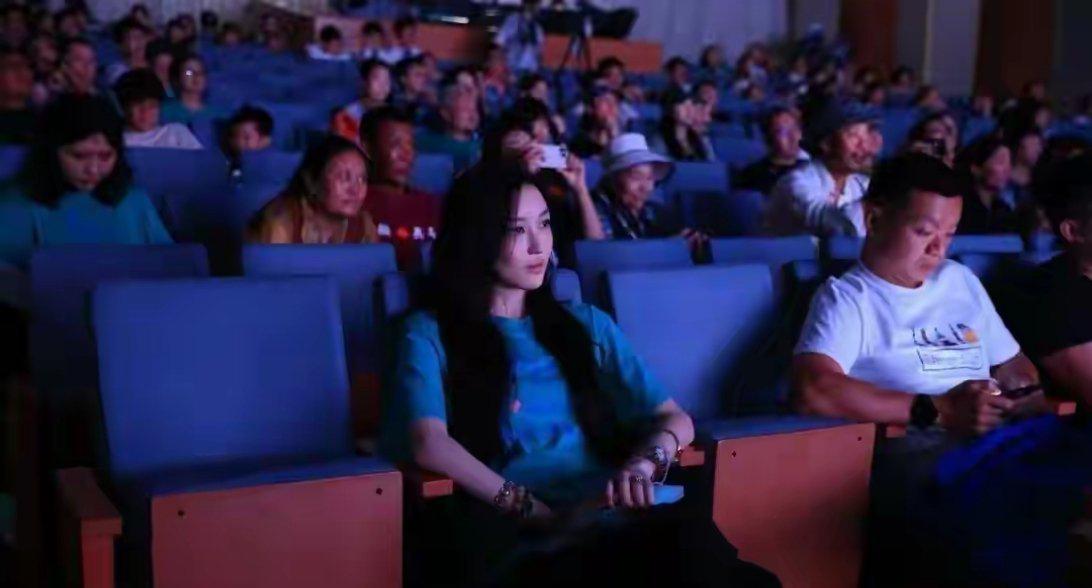 19岁李嫣近照美过王菲！
李亚鹏：嫣儿，今天在台下听得很认真啊。

李嫣：爸，你