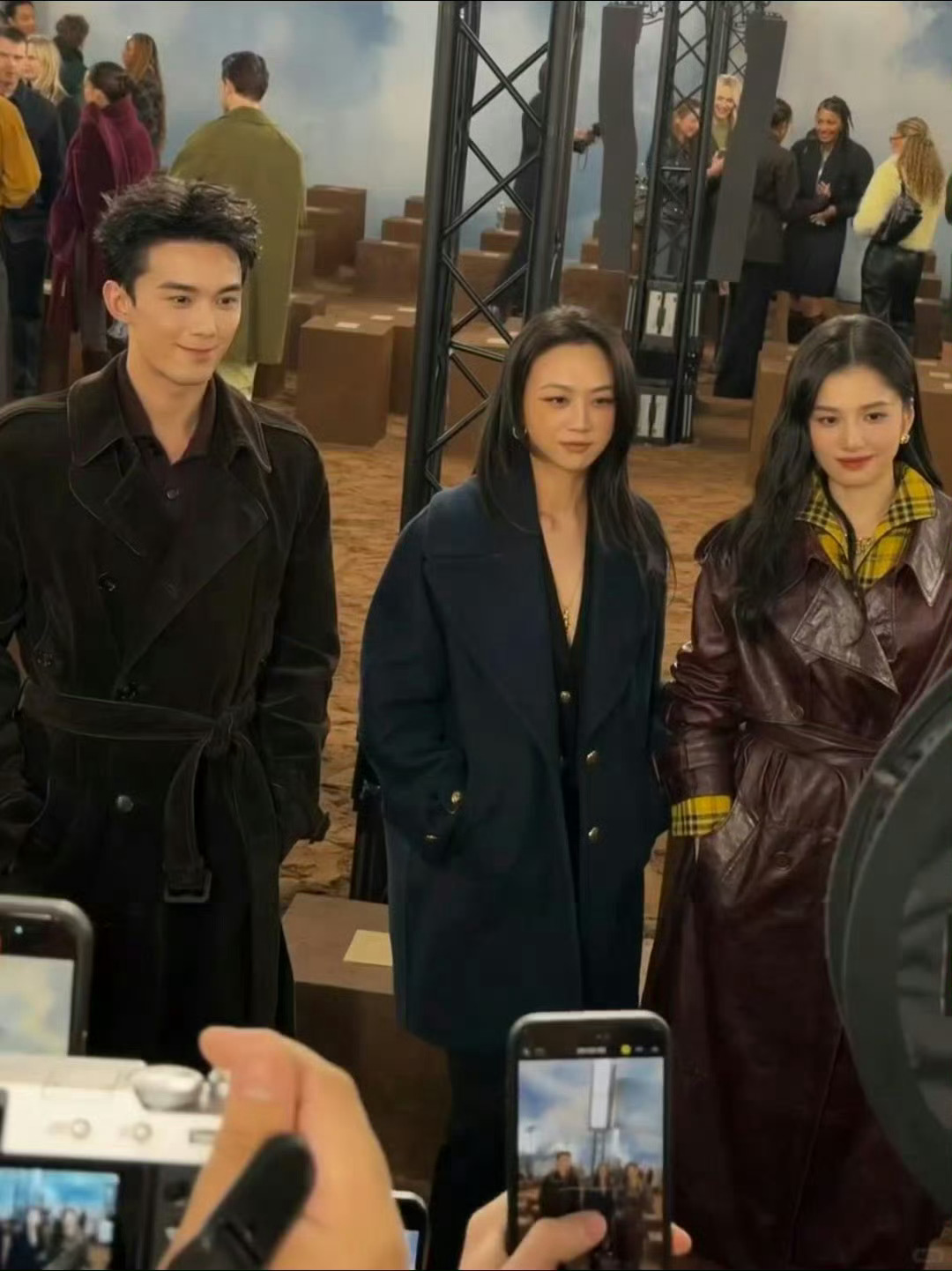 汤唯吴磊张婧仪伦敦时装周同框汤唯吴磊张婧仪时装周生图今日的伦敦时装周秀场，汤唯、