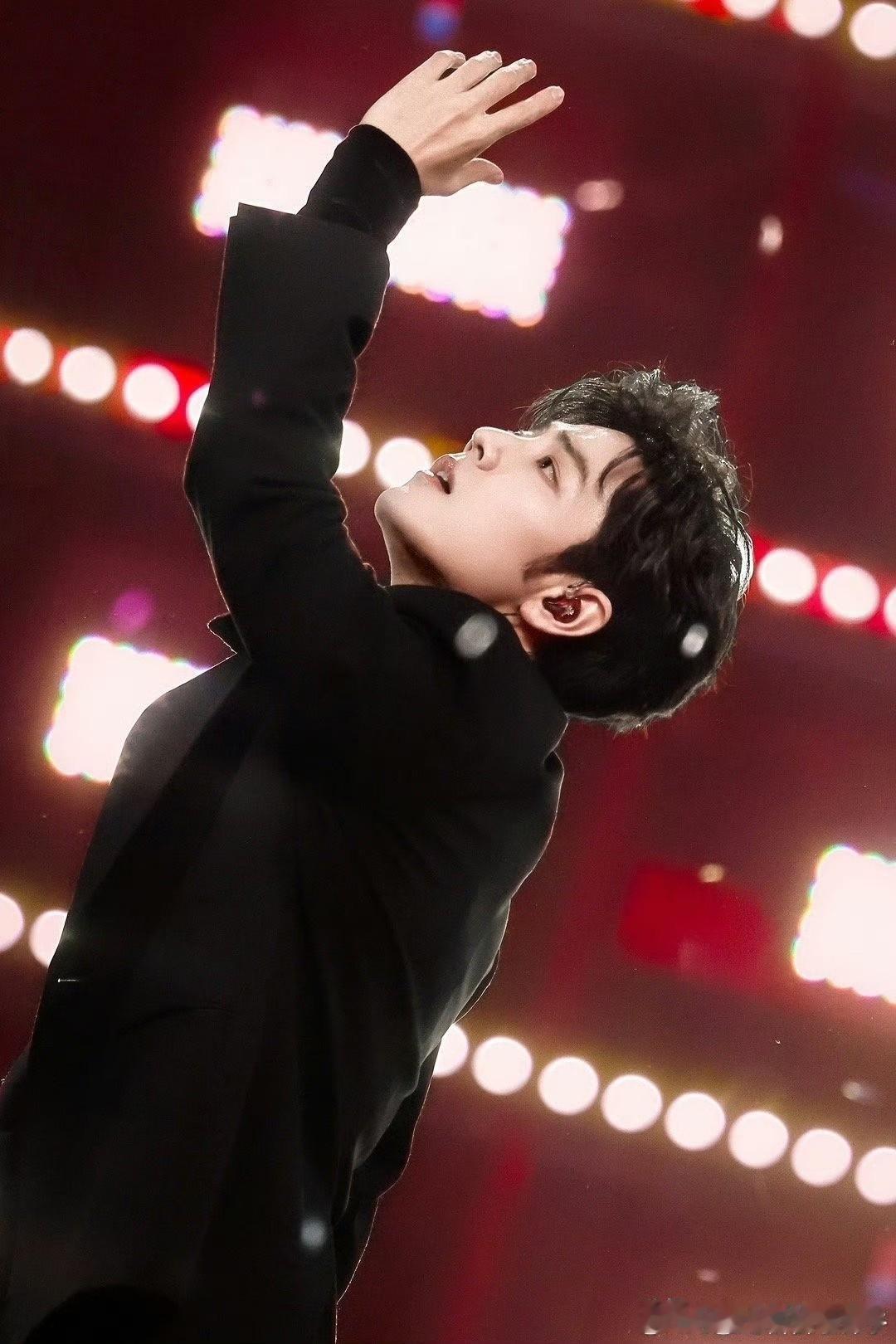 肖战跳舞真的很蛊惑啊啊啊啊啊啊啊啊太无敌喜欢了！表情管理真的很绝啊啊啊谁看了不尖