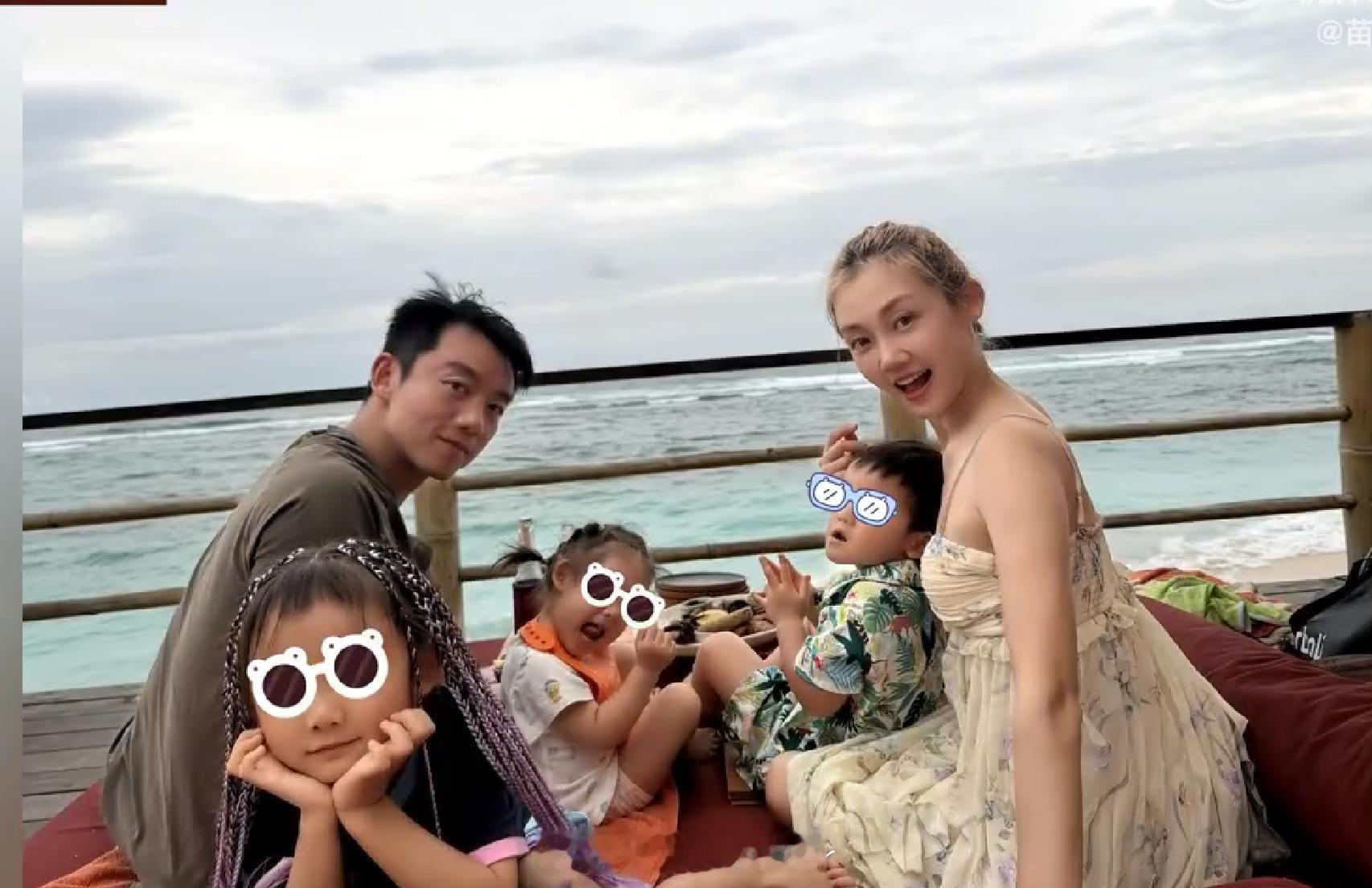 郑恺苗苗一家五口合照郑恺苗苗公开三胎小女儿 苗苗的vlog里晒出一家五口的照片，