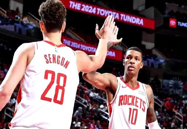 火箭杀回西部第三，乌度卡却公开给全队打C！他到底想干嘛？
 
打个黄蜂都差点翻车