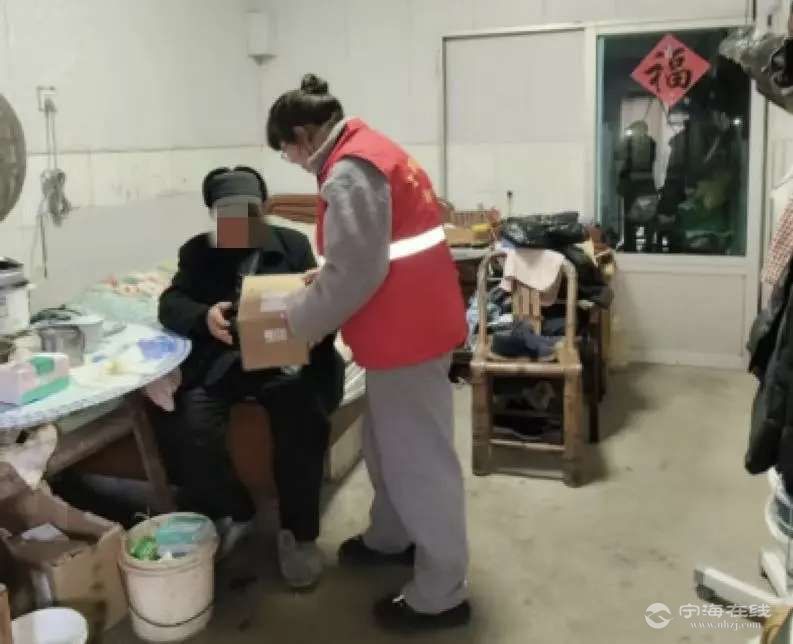宁波宁海独居老人紧急求药网格员上门救助 近日，宁海网格员林浙东接到独居老人紧急求
