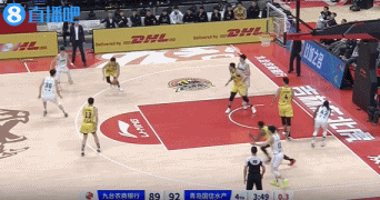 姜宇星一条龙上篮命中，攻防转换中姜宇星命中率太高了，只要能抢下篮板，只要能把球传