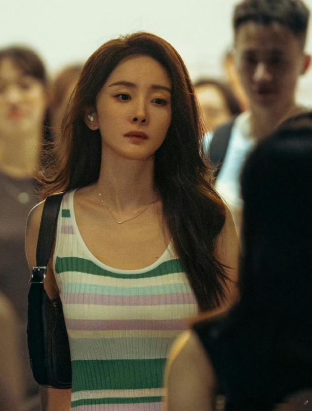 网友热议赵丽颖杨幂转型发展路线相似性说她俩都有自己的电视剧转型作《风吹半夏》和《