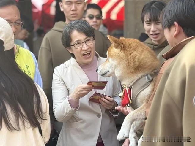 民意不够，狗头来凑？
萧美琴的“新春演技”又上线了！
就在今日（17日），新年第